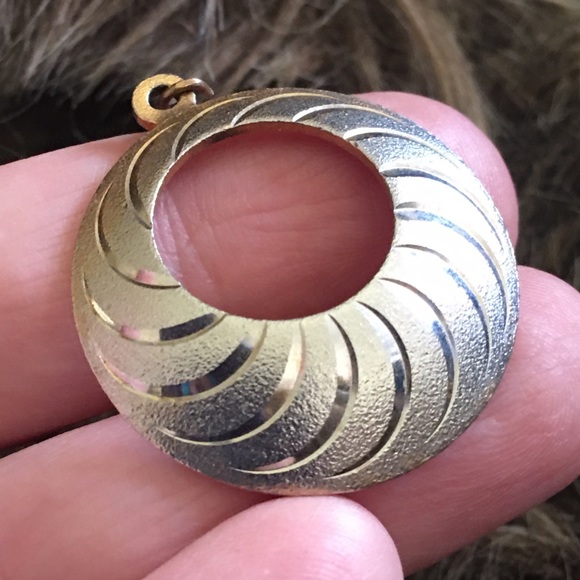 Vintage gold tone ombré laser cut disc earrings - Picture 3 of 4